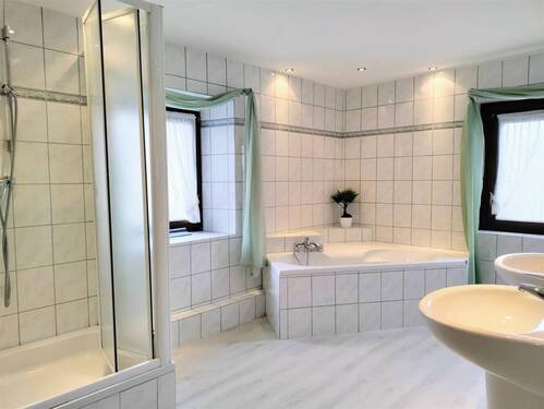 Bad mit Wanne und Dusche - 