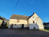 Seitenansicht Haus mit Nebengebäude - 6 Zimmer Einfamilienhaus in Brandscheid