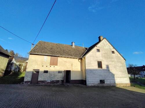 Seitenansicht Haus mit Nebengebäude - 6 Zimmer Einfamilienhaus in Brandscheid