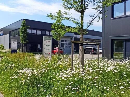 Einfahrt zum Gewerbepark - Halle zur Miete in Krefeld