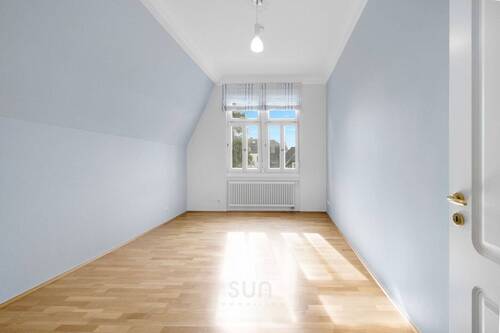 SONNENDURCHFLUTETES SCHLAFZIMMER - 