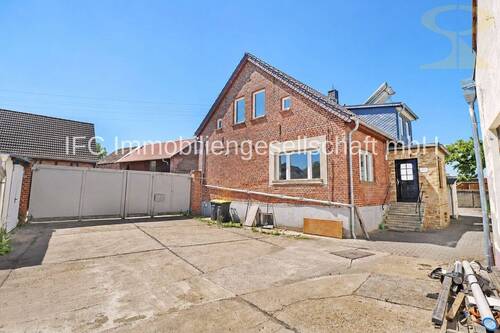 Hausansicht / Hofbereich - 