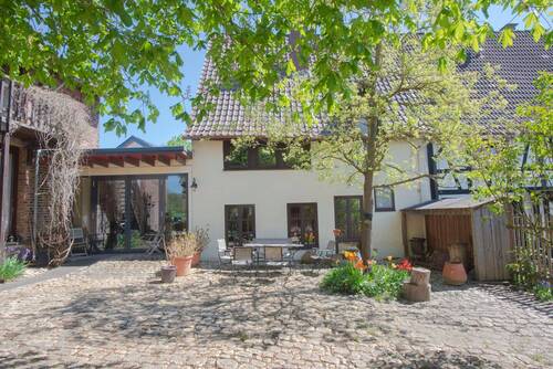 Große Terrasse - 6 Zimmer Doppelhaushälfte zum Kaufen in Usingen