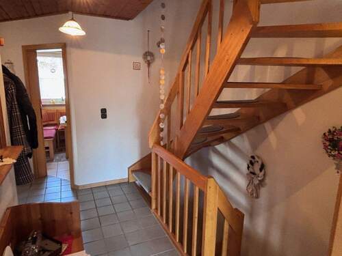 Eingangsflur mit Treppenhaus - 