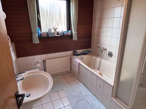 Bad mit Wanne und Dusche - 
