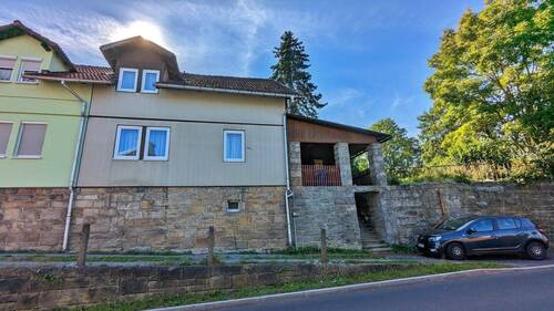 Straßenansicht mit Eingang - Doppelhaushälfte mit 120,00 m&sup2; in Hildburghausen zum Kaufen