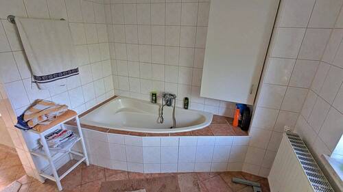 Bad mit Wanne - 
