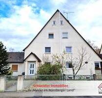 Doppelhaushälfte mit Stadtgarten, 2 Garagen und Nebengebäuden, zentral gelegen in Lauf