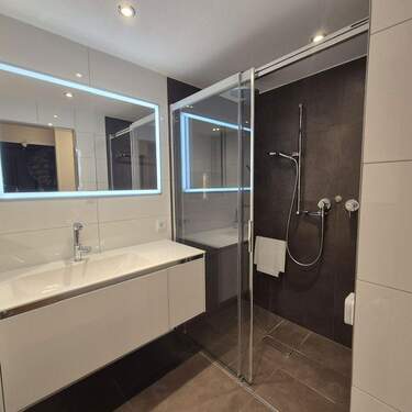 Bad mit Regendusche und Sitz - 