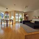 Wohnzimmer - Top Lage: Helle 3-Zimmer Wohnung mit Balkon im 2. OG in München-Bogenhausen Denning