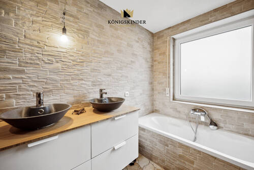 Eleganz und Komfort im modernisierten Tageslichtbad - 