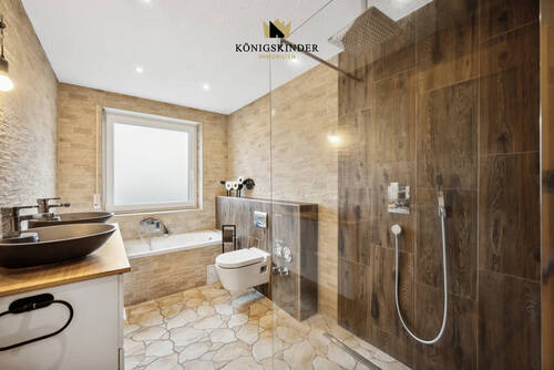 Eleganz und Komfort im modernisierten Tageslichtbad - 