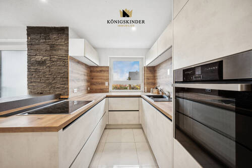 Küchendesign, das begeistert – der perfekte Ort für kreative Köche - Zwei Terrassen und moderne Ausstattung: Stilvolle EG-Wohnung mit Licht, Luxus und Lebensqualität