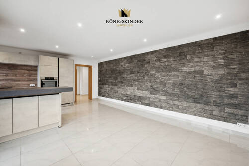 Großzügiger Wohnraum mit hochwertigen Hochglanzfliesen – perfekt für moderne Ansprüche - 