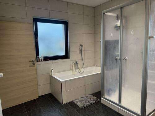 mit Dusche und Badewanne - 