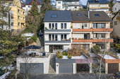 [KI-optimiertes Foto] Gestaltungsvorschlag - Generationenwohnen mit Platz für den Fuhrpark: Gepflegtes Haus mit ELW & 3 Garagen