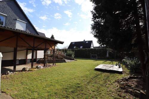 Gartenansicht 2 mit Carport für Wohnwagen.JPG - 