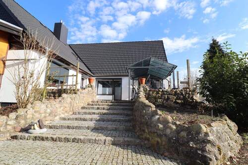 Treppe von der Terrasse zum Garten.JPG - 