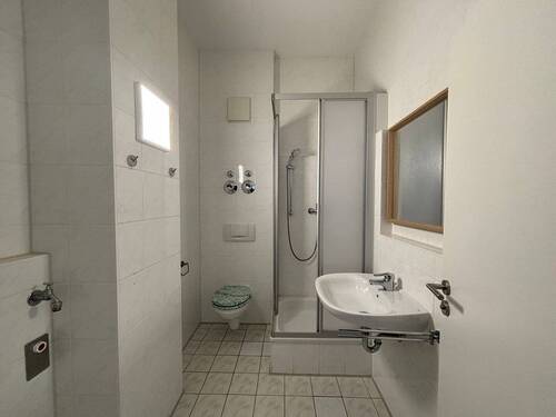 Gästebad mit Dusche - 