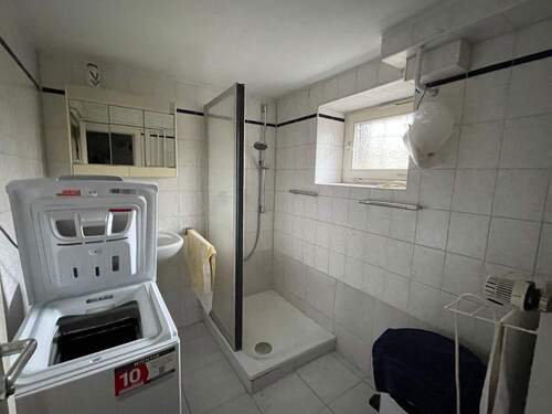 Bad mit Dusche im Untergeschoss - 