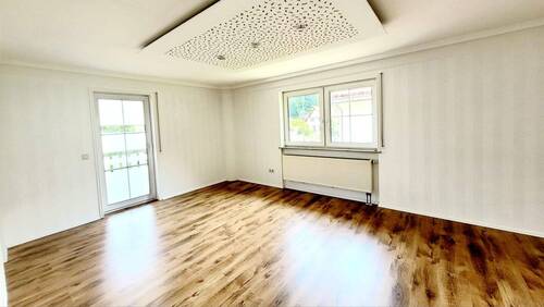 Wohnzimmer mit Balkon - 