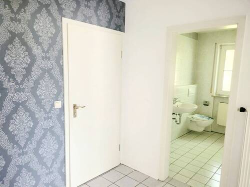 Flur Blick ins Bad - 