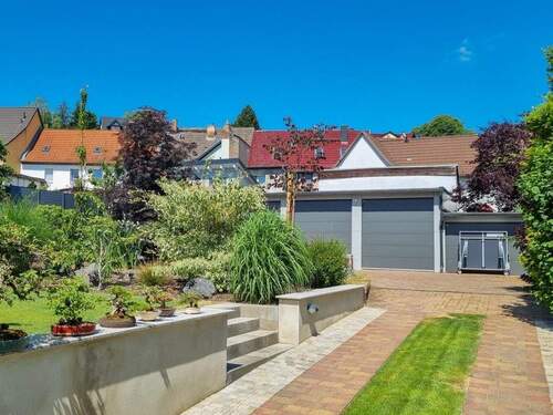 Zufahrt Garagen - 3 Zimmer Mehrfamilienhaus, Wohnhaus in Lutherstadt Eisleben