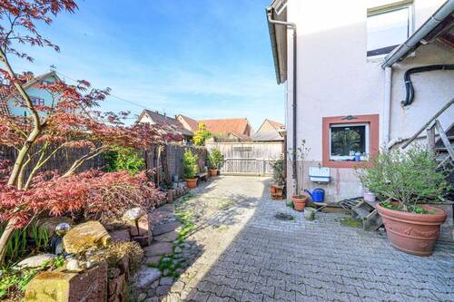 Hofansicht - Familienhaus für Macher, Handwerker, Kreative oder Visionäre: selbst einziehen oder riesiges Entwicklungspotential