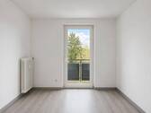 Schlafzimmer 1 - 4-Zimmer-Wohnung mit Balkon - Vollständig saniert