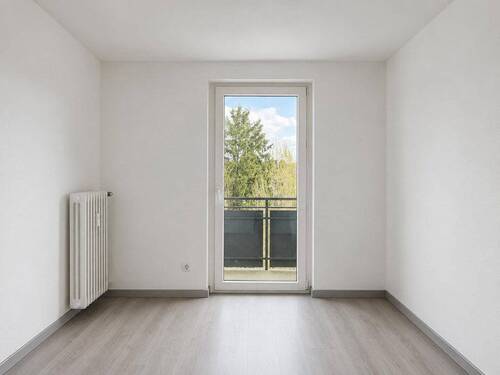 Schlafzimmer 1 - 4-Zimmer-Wohnung mit Balkon - Vollständig saniert