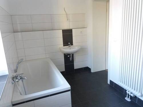 Beispiel Bad - 3 Zimmer Etagenwohnung zur Miete in Brandenburg an der Havel