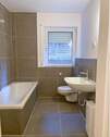 Badezimmer mit Badewanne - 3 Zimmer Etagenwohnung in Gelnhausen