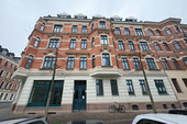Hausansicht - Vermietete 4-Zimmer-Dachgeschoss-Maisonettewohnung mit Südbalkon in Schleußig