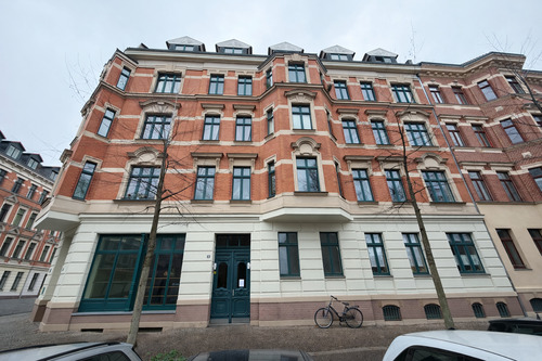 Hausansicht - Vermietete 4-Zimmer-Dachgeschoss-Maisonettewohnung mit Südbalkon in Schleußig