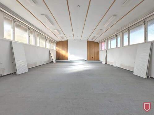 Kirchraum mit Altar - Besondere Immobilie in zentraler naturnaher Lage