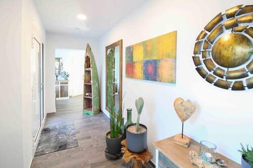 Flur - Wohnen wie im Haus: Kernsanierte Erdgeschosswohnung mit Terrasse & separatem Eingang in Söhlde