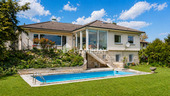 bild 2 - Einfamilienhaus mit Weitblick, parkähnlichem Grundstück, Pool & Wintergarten - sofort verfügbar