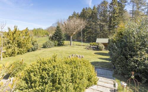 Blick in den Garten von der Terrasse - 