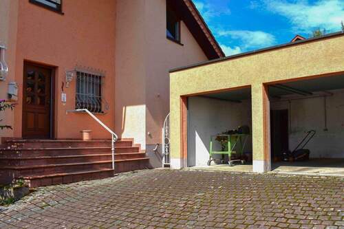 Einfahrt Garagen - 6 Zimmer Mehrfamilienhaus, Wohnhaus zum Kaufen in Sinsheim