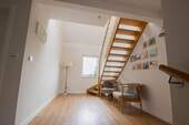 Offene Holztreppe zum Studio - 