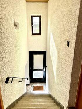 Treppenh. /Eingang - 5 Zimmer Mehrfamilienhaus, Wohnhaus zum Kaufen in Illingen