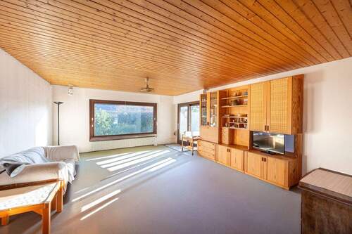 Wohnzimmer - 5 Zimmer Einfamilienhaus in Walheim