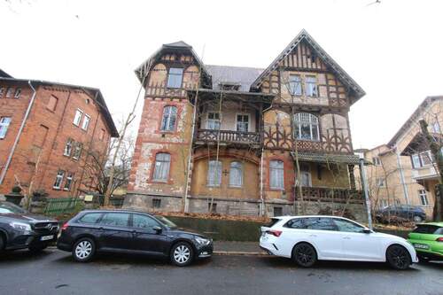 Hausansicht straßenseitig - 2 Zimmer Mehrfamilienhaus, Wohnhaus zum Kaufen in Meiningen