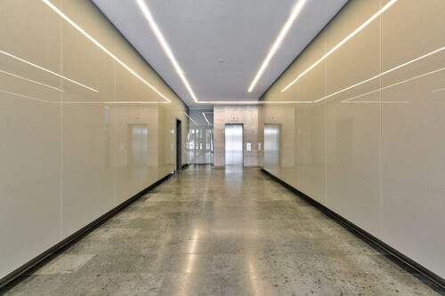 Futuristischer Hauseingang - 2 Zimmer Etagenwohnung in Berlin / Mitte