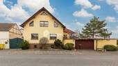 Außenansicht 2 - Gepflegtes EFH mit viel Raum, Werkstattgarage und privatem Innenhof in Ebendorf