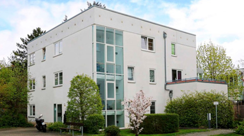 Beispielbild Wohnhaus - Helle 2-Zimmerwohnung mit Wintergarten in ruhiger Wohnlage - Berlin-Buckow