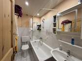 Badezimmer mit Badewanne - 