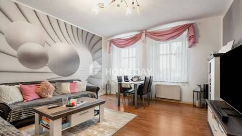 Wohnzimmer 1 - Ideal geschnittene 3-Zimmer-Wohnung in ruhigem 6-Parteienhaus mit Tageslichtbad & Carportstellplatz
