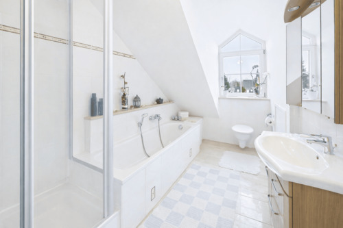 Bad mit Wanne im DG - 