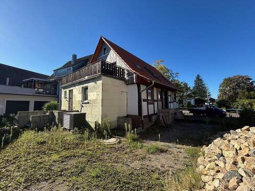 Hausrückseite mit Hof - 